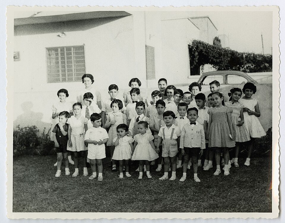 Masouda Salman Jewish School — Archival context: Jewish schoolchildren in Baghdad in the mid-20th century. This image illustrates the educational world of the community and is not necessarily the exact school named on this page.