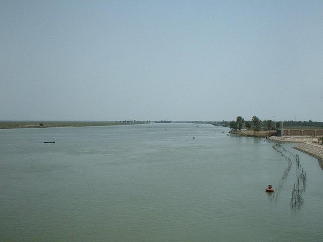 Tweig Synagogue / Al-ʿAshar Synagogue — City context: the Shatt al-Arab near Basra. The photograph situates the heritage record in Basra’s river landscape; it is not the exact site.