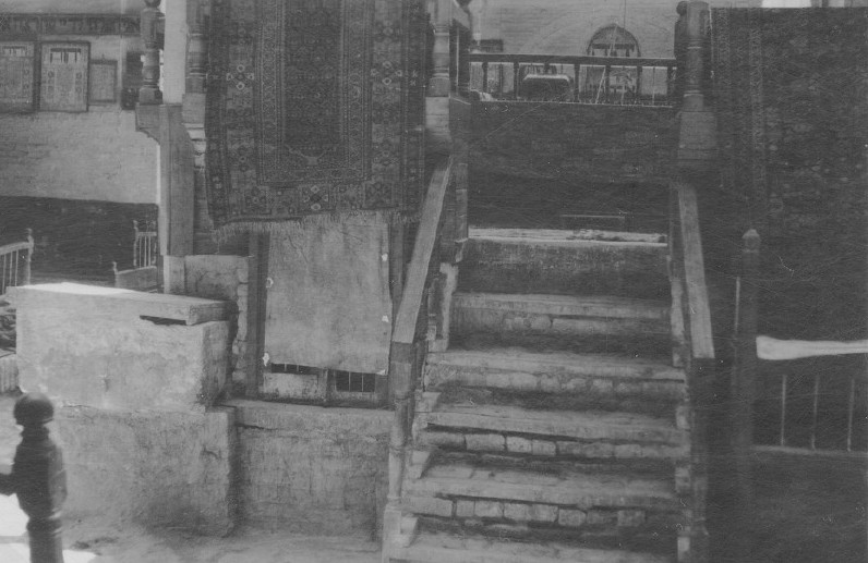 Farha Synagogue — Archival synagogue context: the bimah of Baghdad’s Dina Synagogue in 1942. It illustrates the city’s synagogue world and is not a photograph of this specific institution.